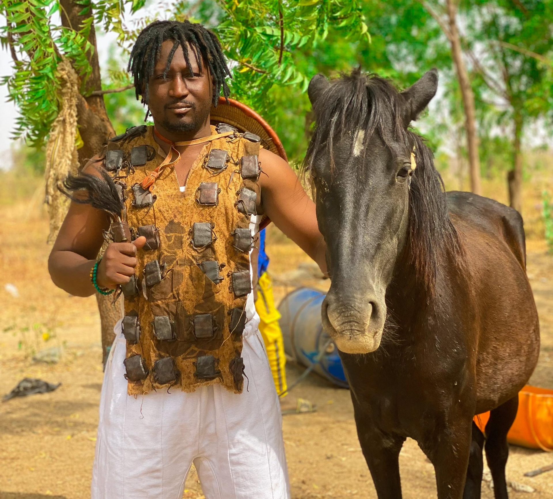 SULTAN ALJAMA en tenue traditionnelle